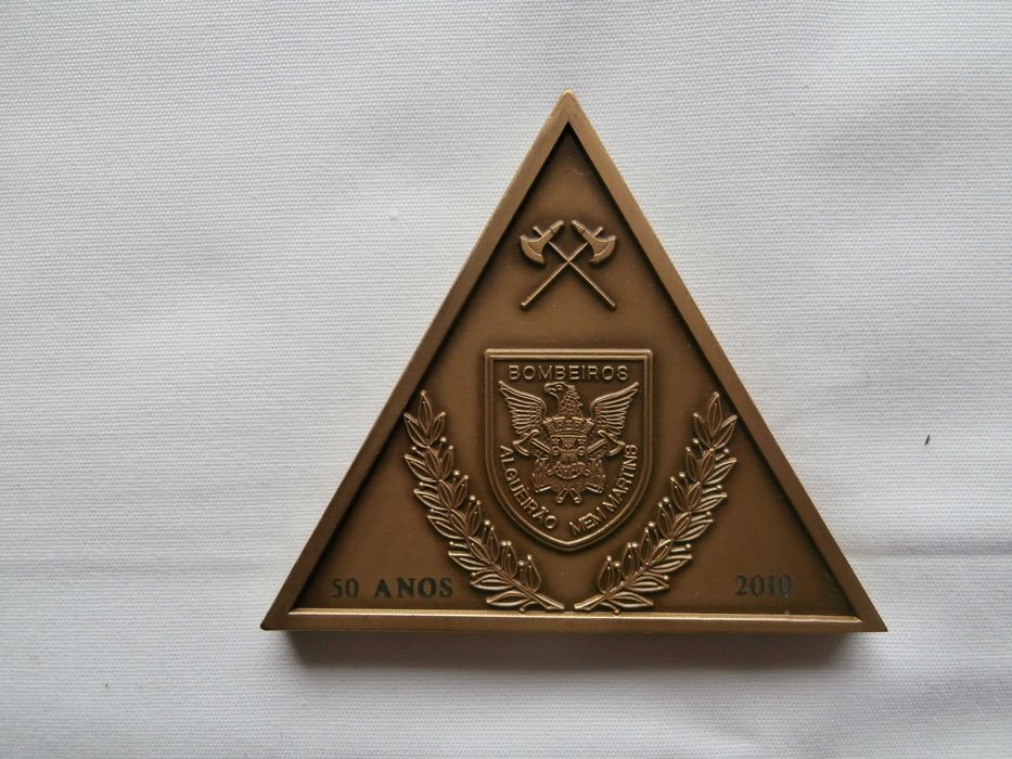 Várias medalhas de bombeiros