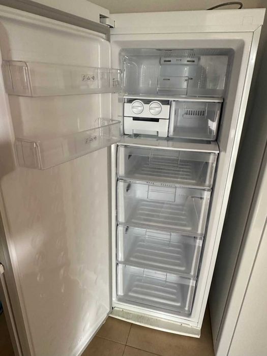 Arca Congeladora Vertical Samsung RZ60ECSW 244 litros