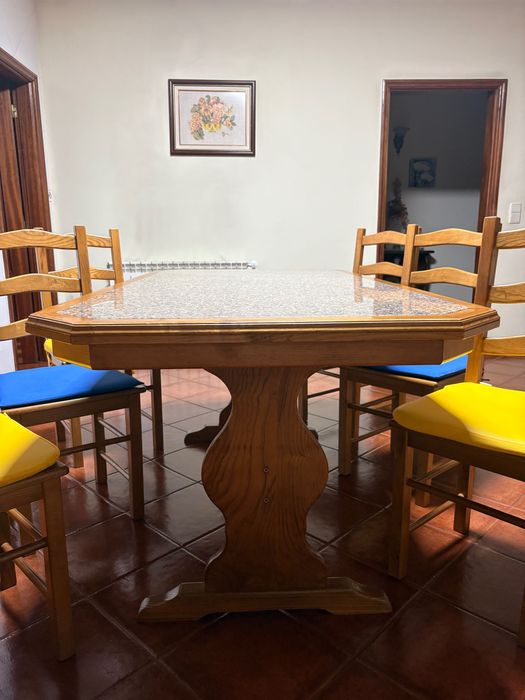 Mesa de granito e madeira + 6 cadeiras
