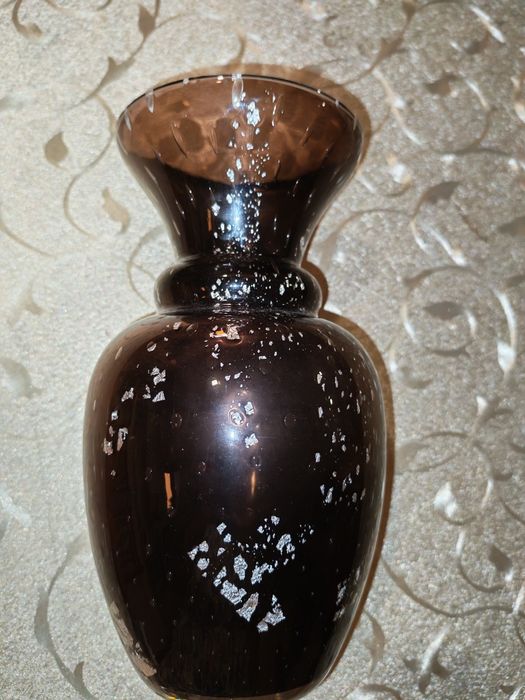 Jarra bordô com detalhes prateados
