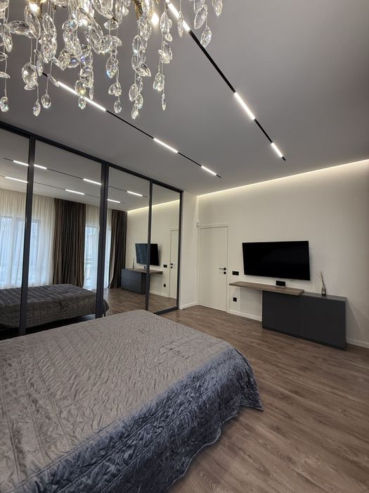 Продам кутовий котедж, в центральній частині міста.