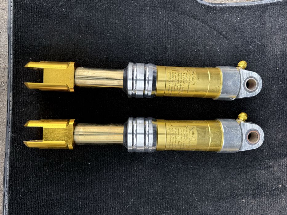 Задние амортизаторы с подкачкой.