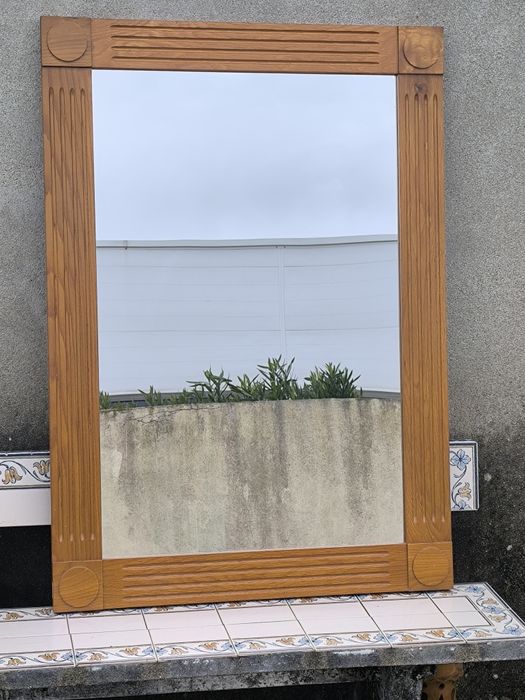 Espelho grande com moldura em madeira maciva