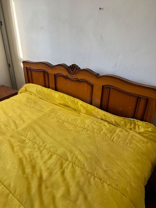 Cama em Madeira Maciça + 2 Mesinhas de Cabeceira