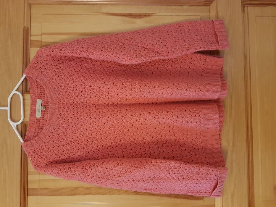 Sweter House o oversizowym kroju