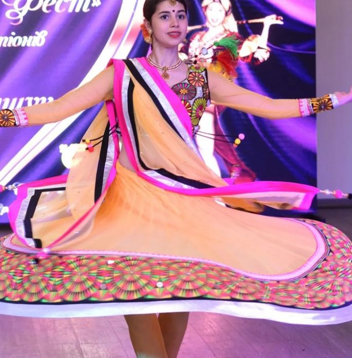 Костюм для индийского танца( Болливуд) р-р S. На рост до 165.