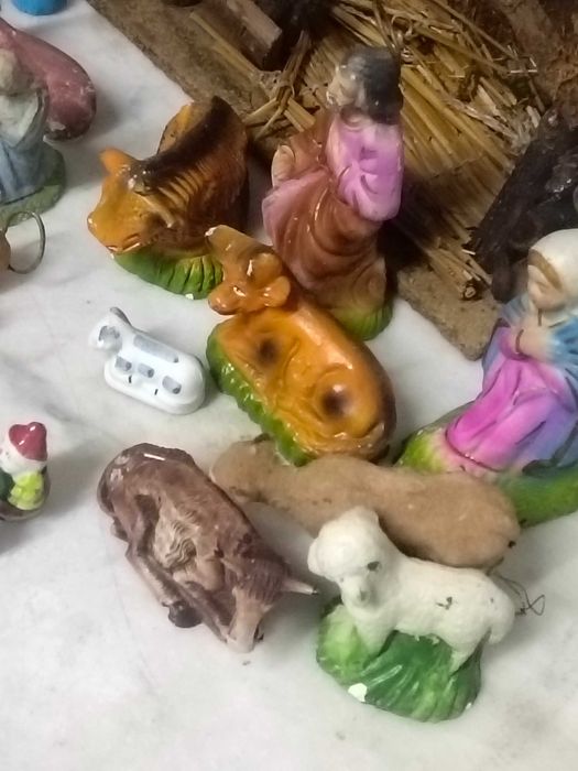 Peças de barro para presépio de natal entre outras coisas