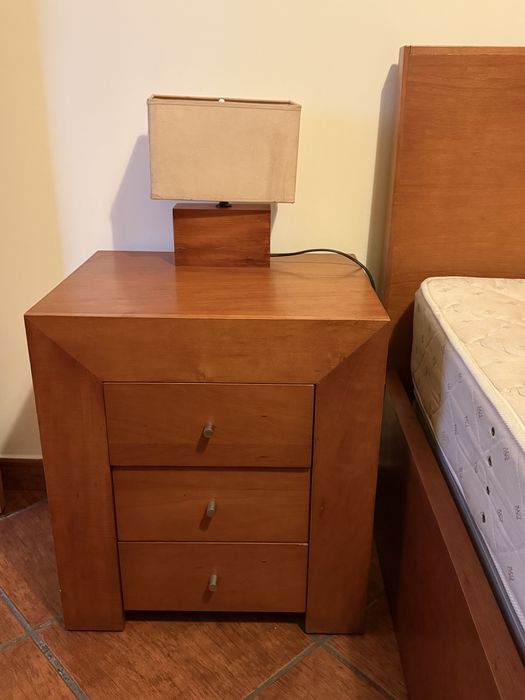 Cama de Solteiro em cerejeira com colchão, mesa de cabeceira e secreta