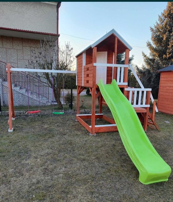 Plac zabaw dla dzieci, domek, zjeżdżalnia, huśtawka, meble ogrodowe.