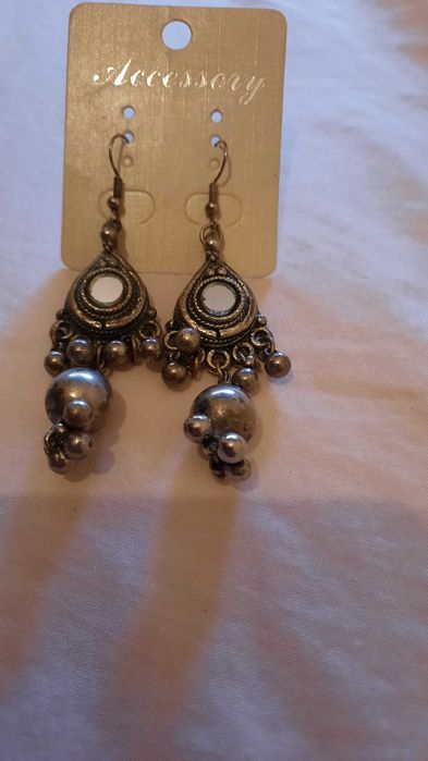 Brincos modernos exclusivos cor prata