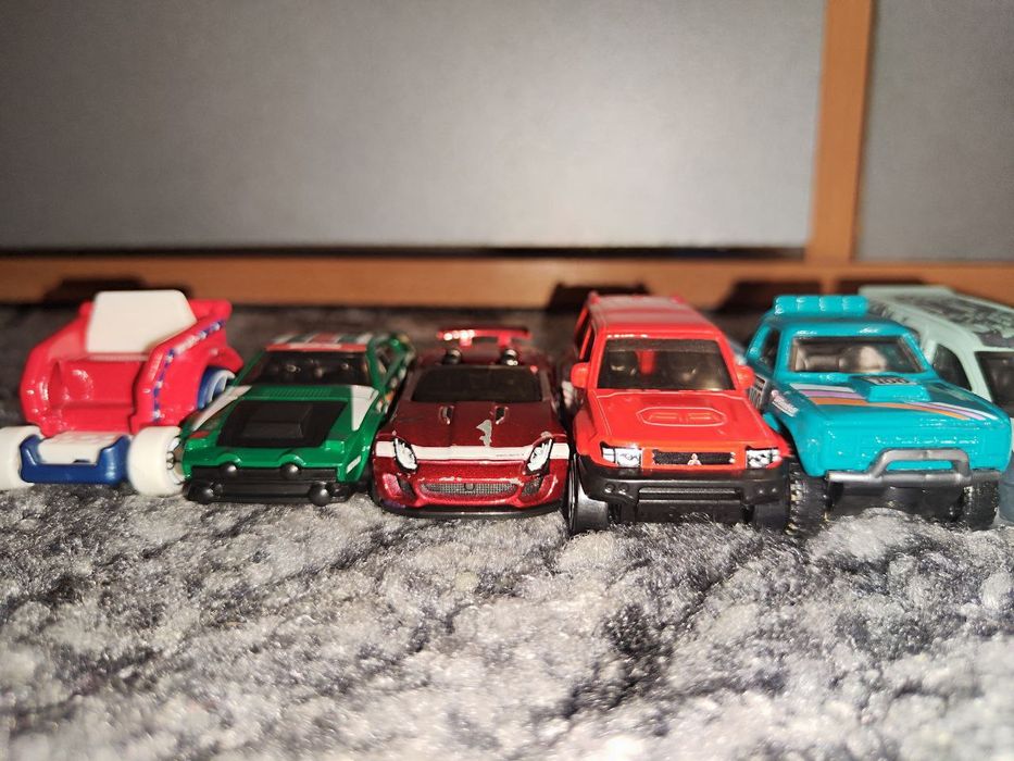 Продам набор машинок коллекционные и хотвилс!