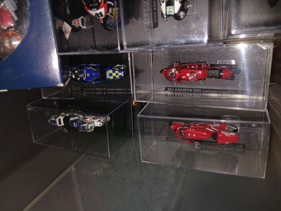 Motas em miniatura no acrilico