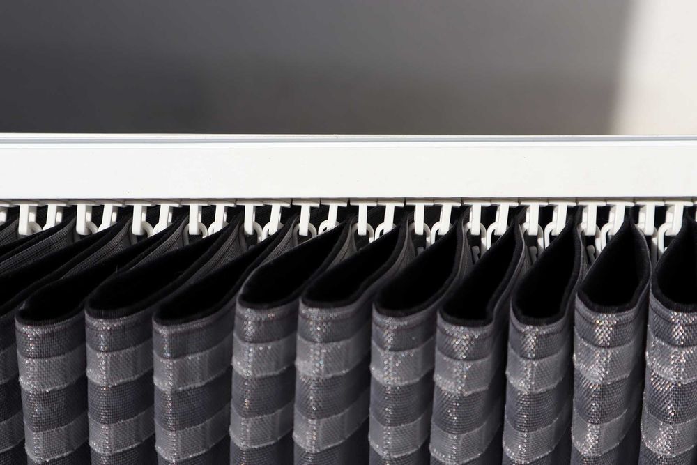 Cortina estore em tecido preto com calha incluída