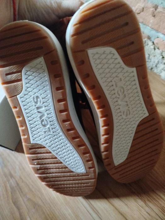 Кроссовки фирмы Levi's 42p