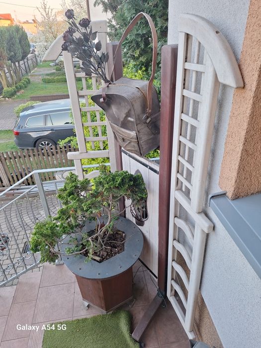 Kwietnik  z   zabudową i dekoracją różne  w torbie stalowej.