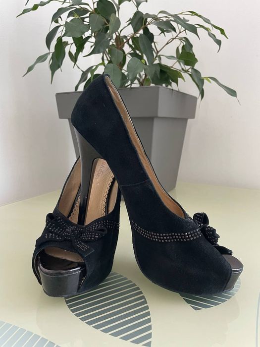 Замшеві туфлі. Туфлі на високих підборах.