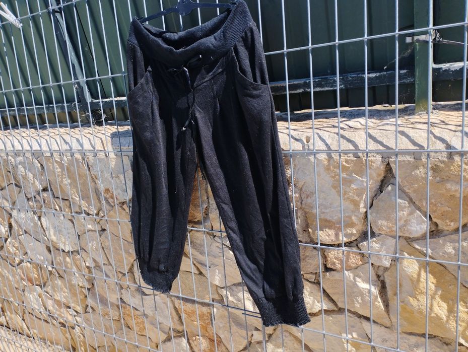 Calções de cor negra.