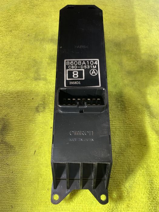 Блок управлением стеклоподъемникиком Mitsubishi Outlender 2003-2008