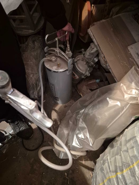 Мембранный насос Binks DX200 на треноге та бак для зберигання клею ПВА