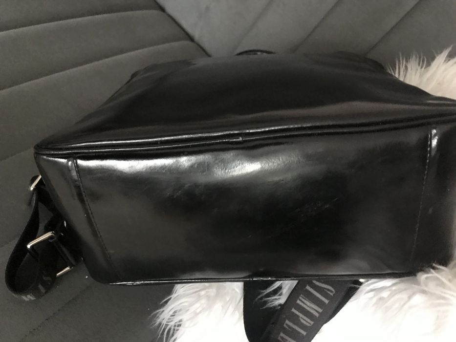 Plecak ze skóry  lakierowanej Simple.