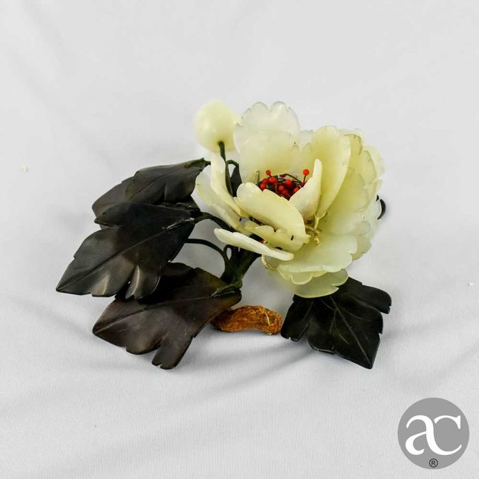 Arranjo floral, China, feito em pedra, quartzo e jade