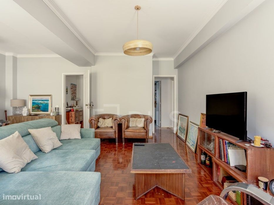 Apartamento T2 com varanda e elevador, em Oeiras.