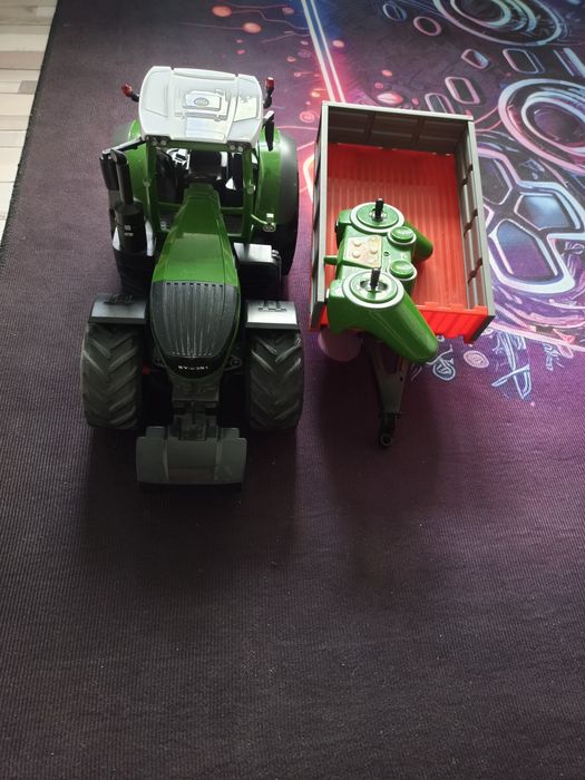 Traktor z przyczepą zdalnie sterowany
