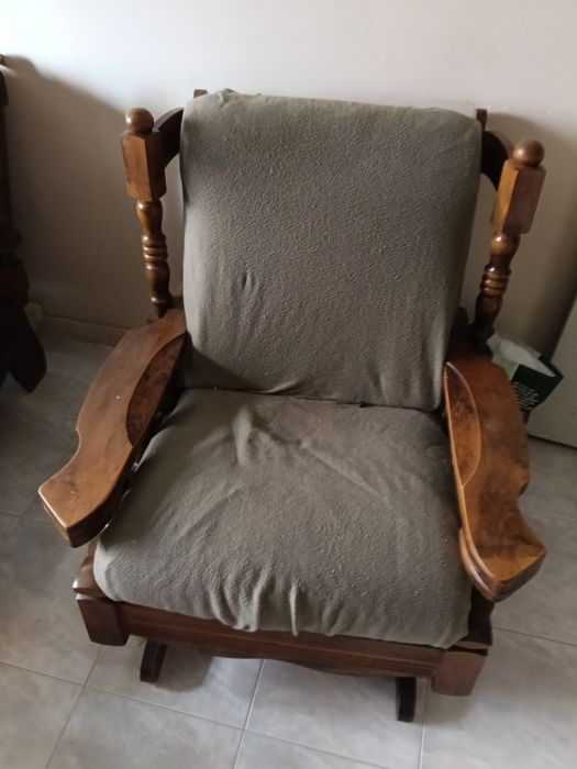 Sofás, cadeirões, Estante e pequeno armário de guarda-roupa, pagamento em numerário zona Queluz