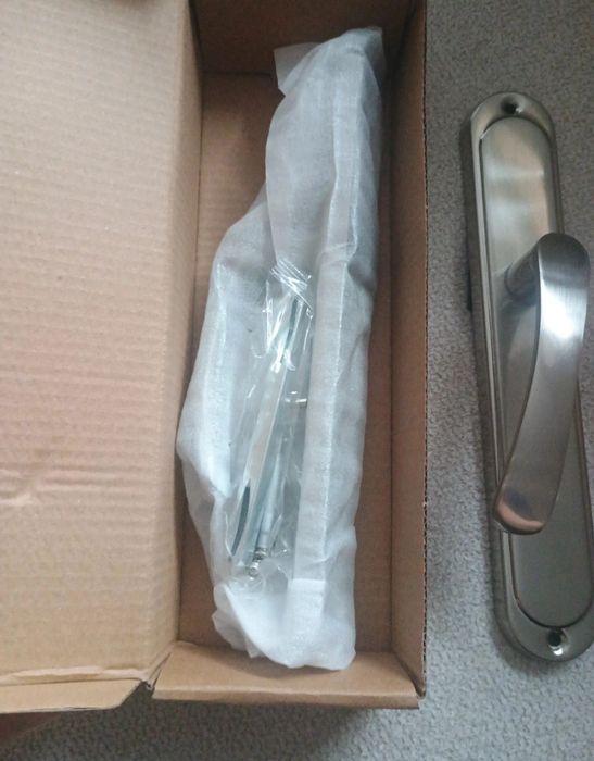 Nowa klamka z długim szyldem firmy Dobre Klami