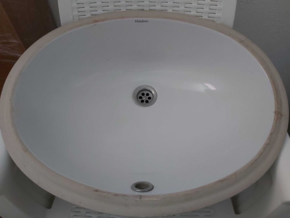 Loiças WC (transporte incluído): 1 lavatório, 1 autoclismo, 2 bidés