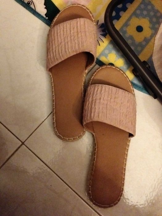 Chinelas rosa e outras azuis confortáveis