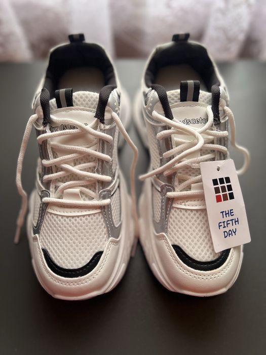 Продам білі кросівки 35 розмір