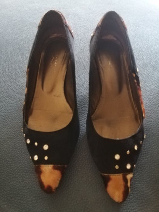 Sapatos de pele tons preto e castanho