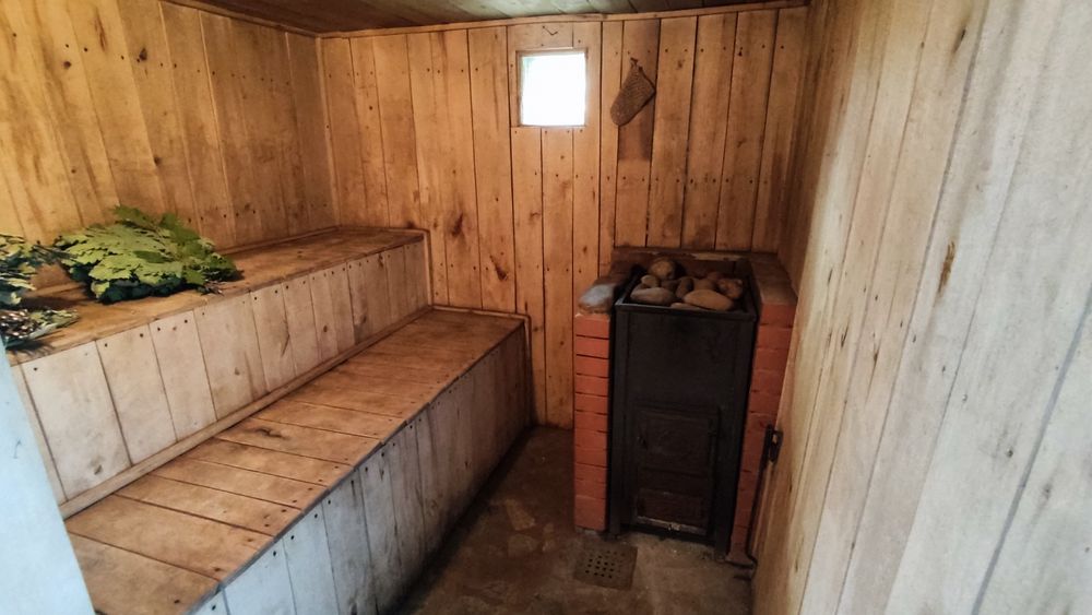 Дачна ділянка з будинком