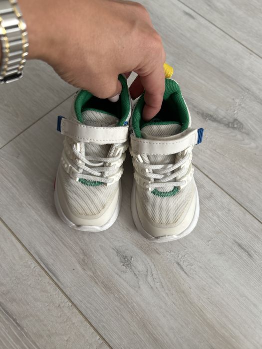 Кросівки Adidas.