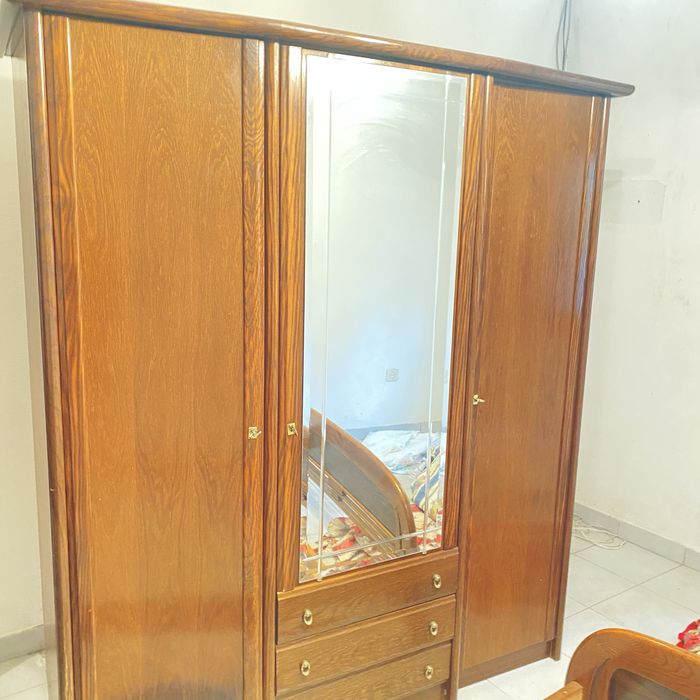 Fogão a lenha vintage degradado para restauro, com torneira agradecido