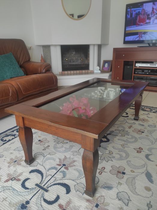 Mesa de centro em madeira e vidro