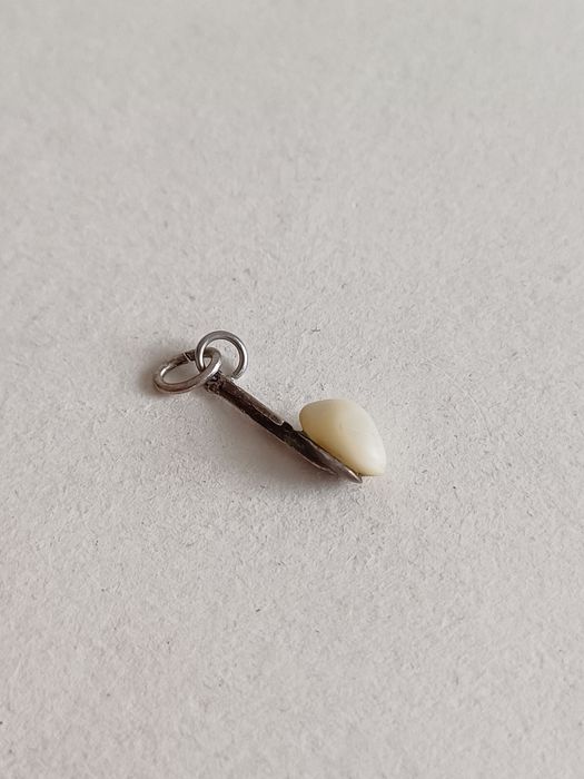 Zawieszka perła drobna skromna lekka wisiorek