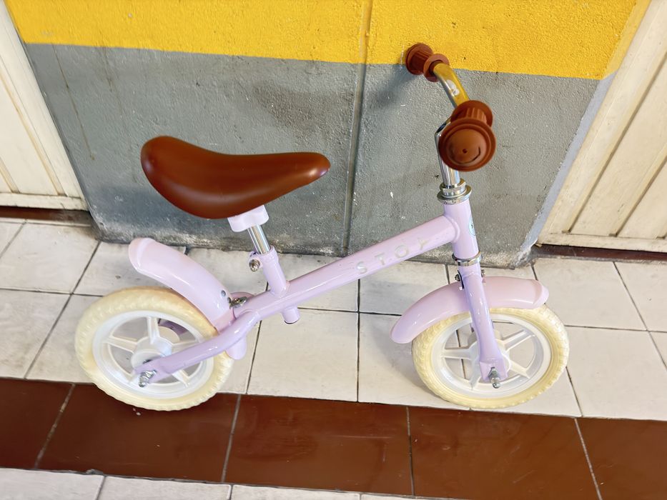 Bicicleta de equilibrio STOY vintage de 10 polegadas.