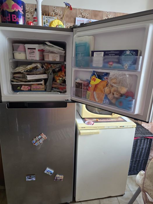 Frigorífico com congelador em cima a funcionar inox  ncionar