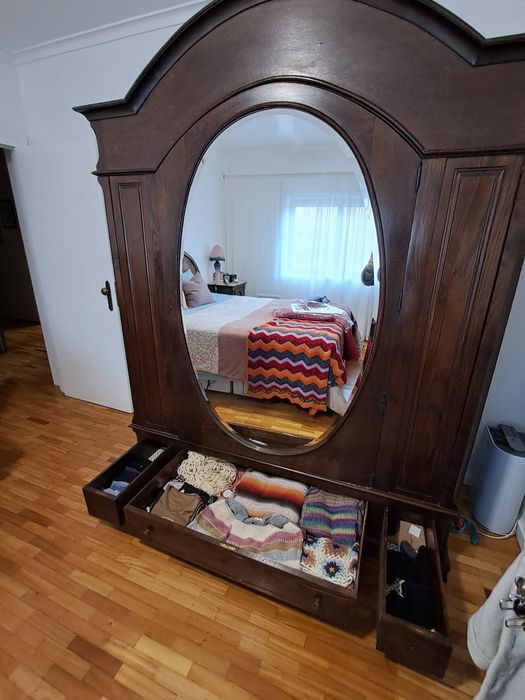 Guarda vestidos com gavetas e espelho