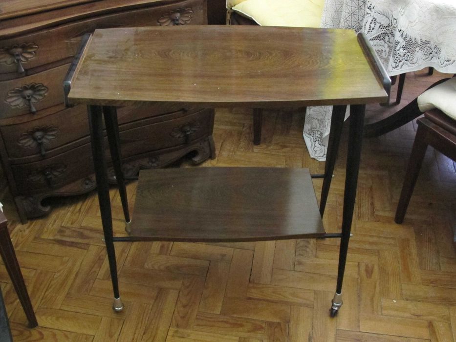 mesa de apoio alta com rodas