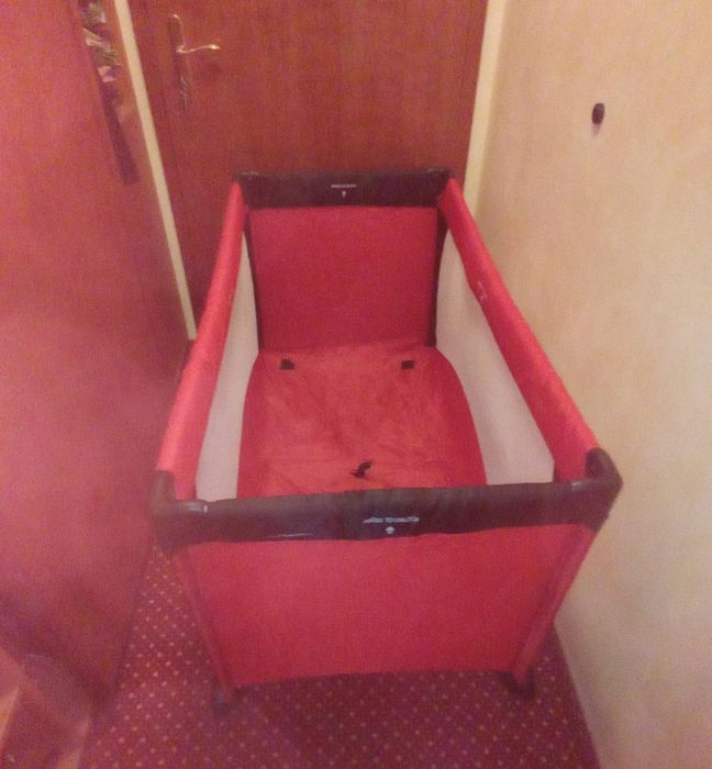 Дитяче ліжечко манеж