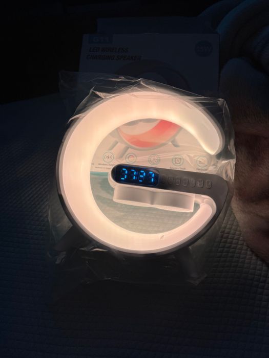 Coluna de som com relógio e carregador de telemóvel