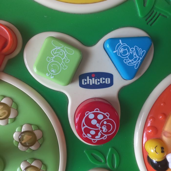 Mesa de atividades para bebés