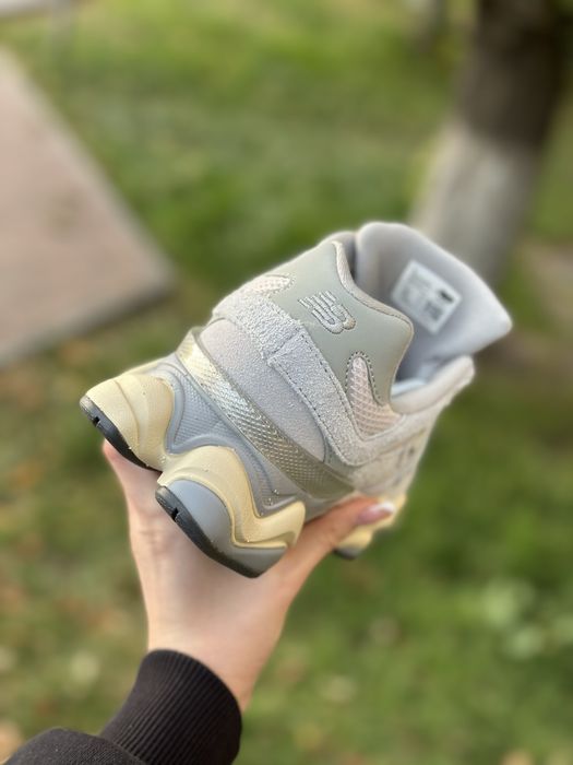New Balance 9060 light grey жіночі замшеві кросівки світло сірі