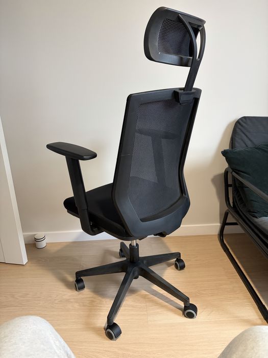 czarny ergonomiczny fotel biurowy