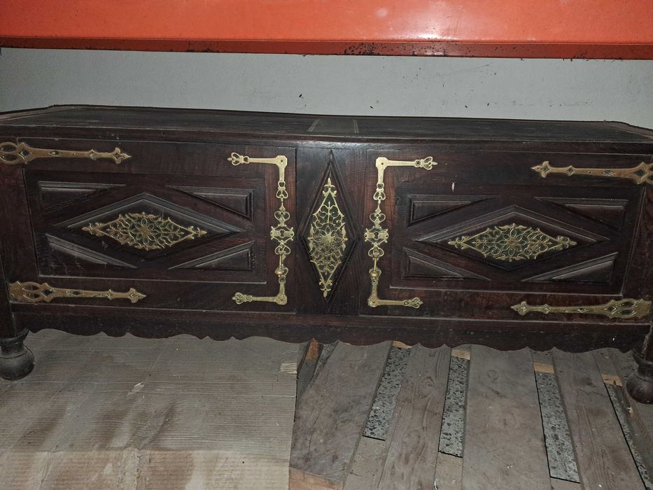 Movel madeira com aplicações de latão