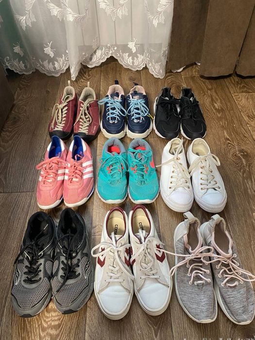 Спортивне взуття (кросівки)