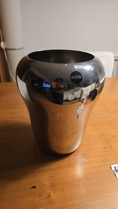 Vaso Alessi de designer internacional por metade do preço